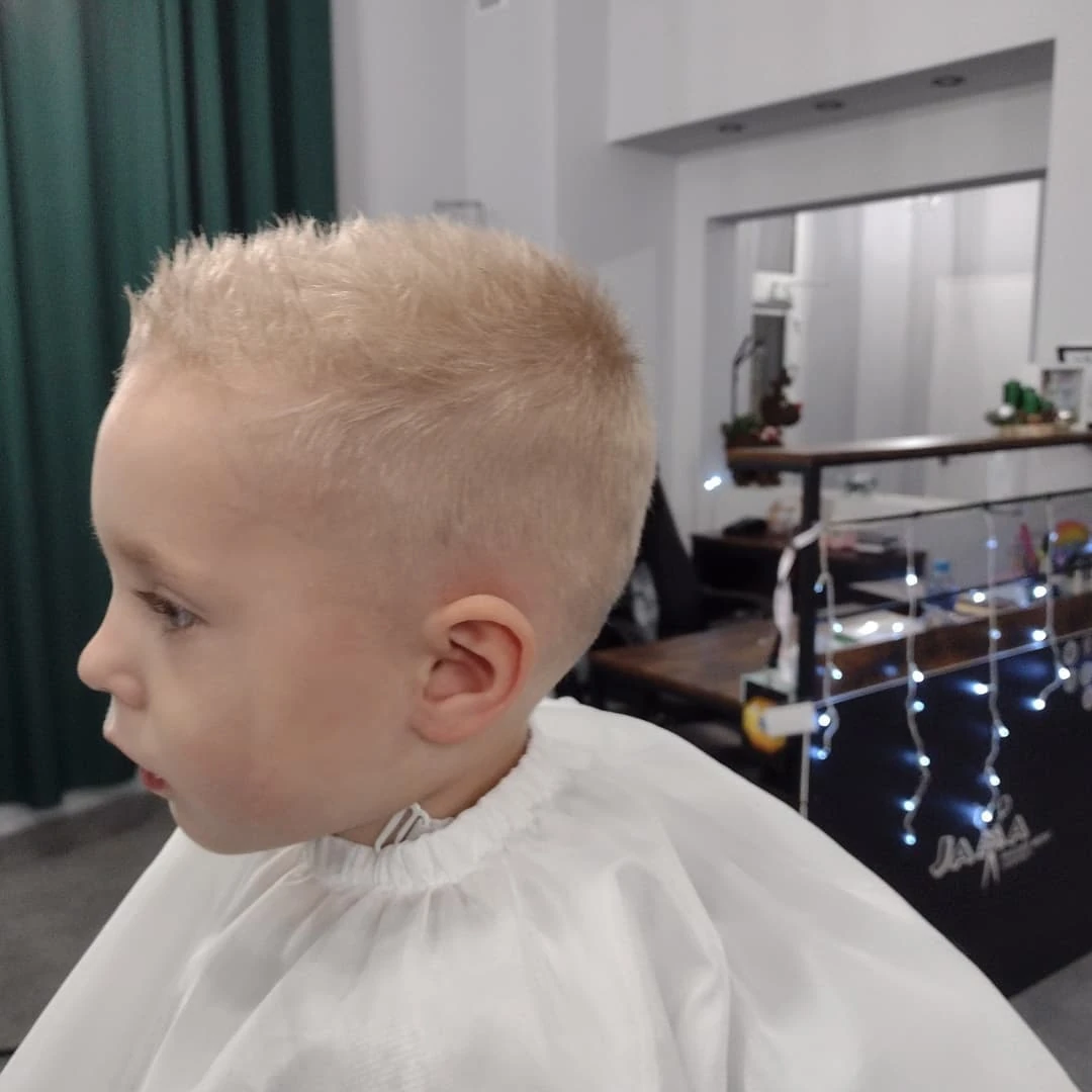 Wzorek na włosach chłopca w JAMA